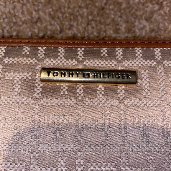 NWT tommy hilfiger wallet - Picture 2 of 4